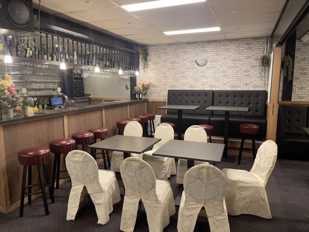 Gedeckte Tische und die Bar im Partykeller von ’t Bockje in Bathmen