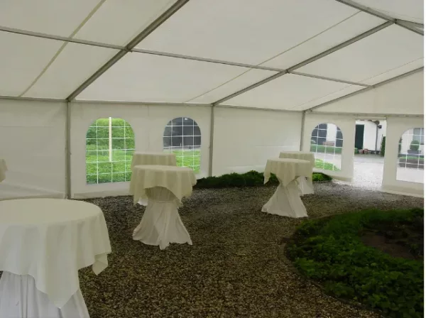 Gedekte tafels met stoelen in een opgebouwde partytent