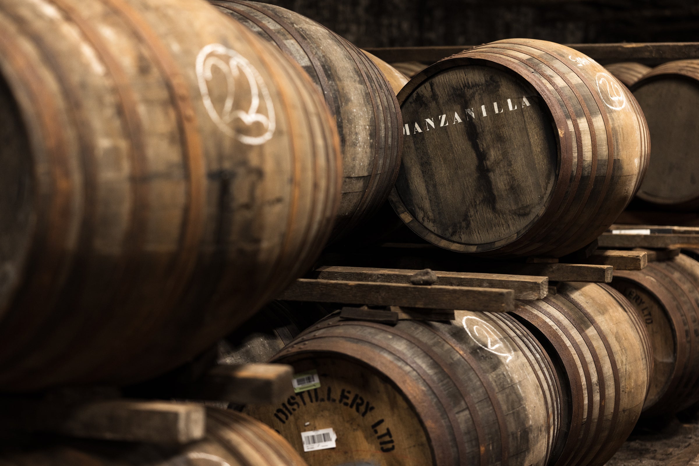 Vaten in een warehouse van de Ardbeg-distilleerderij op Islay