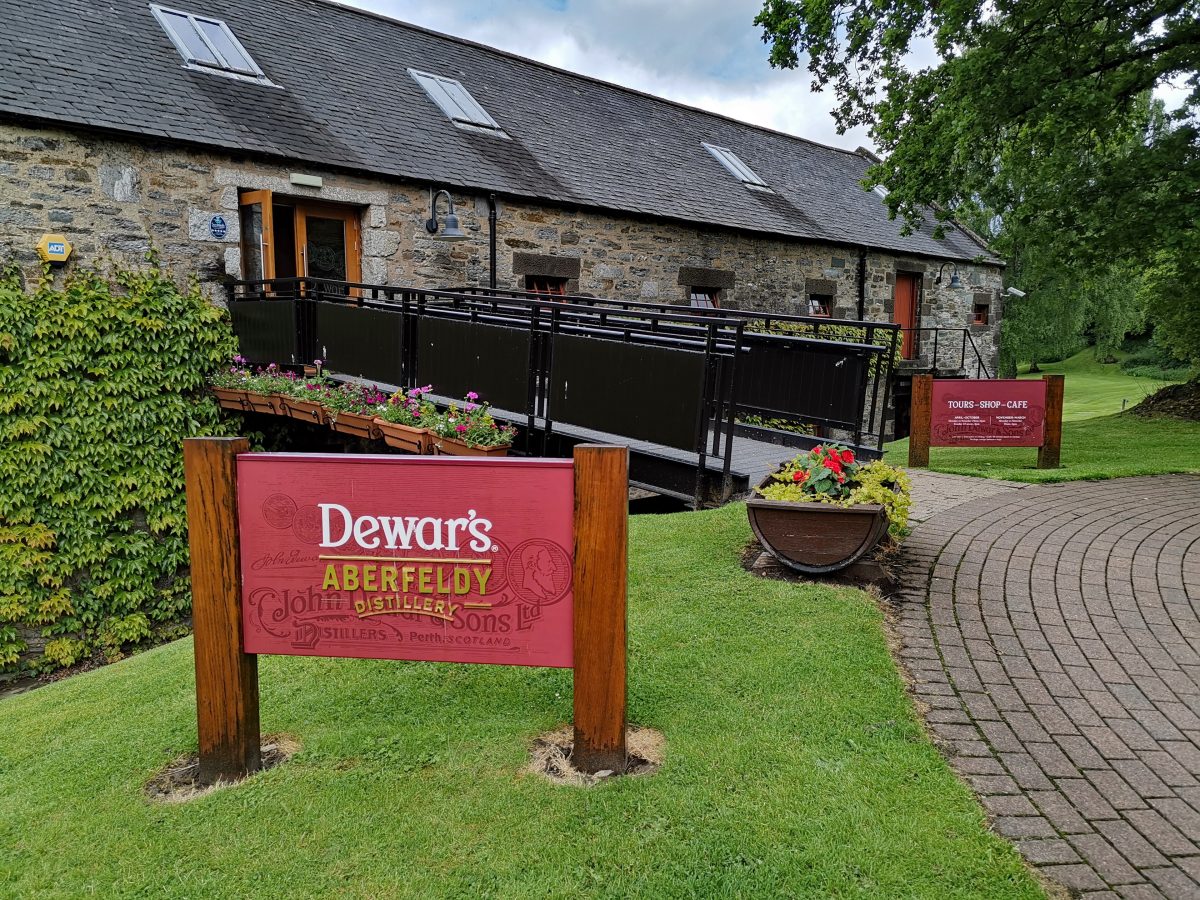 Gebouwen van de Aberfeldy-distilleerderij aan de Dunkeld Road in Perthshire