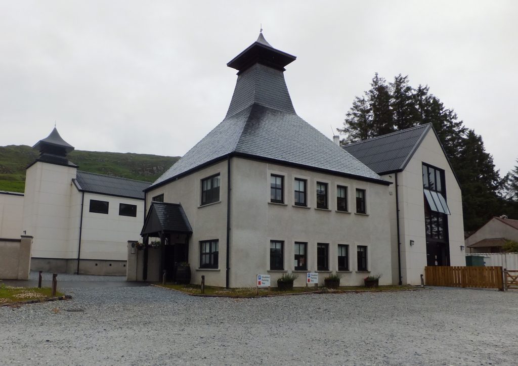 De Ardnamurchan-distilleerderij van Adelphi in Glenbeg, Schotse Hooglanden