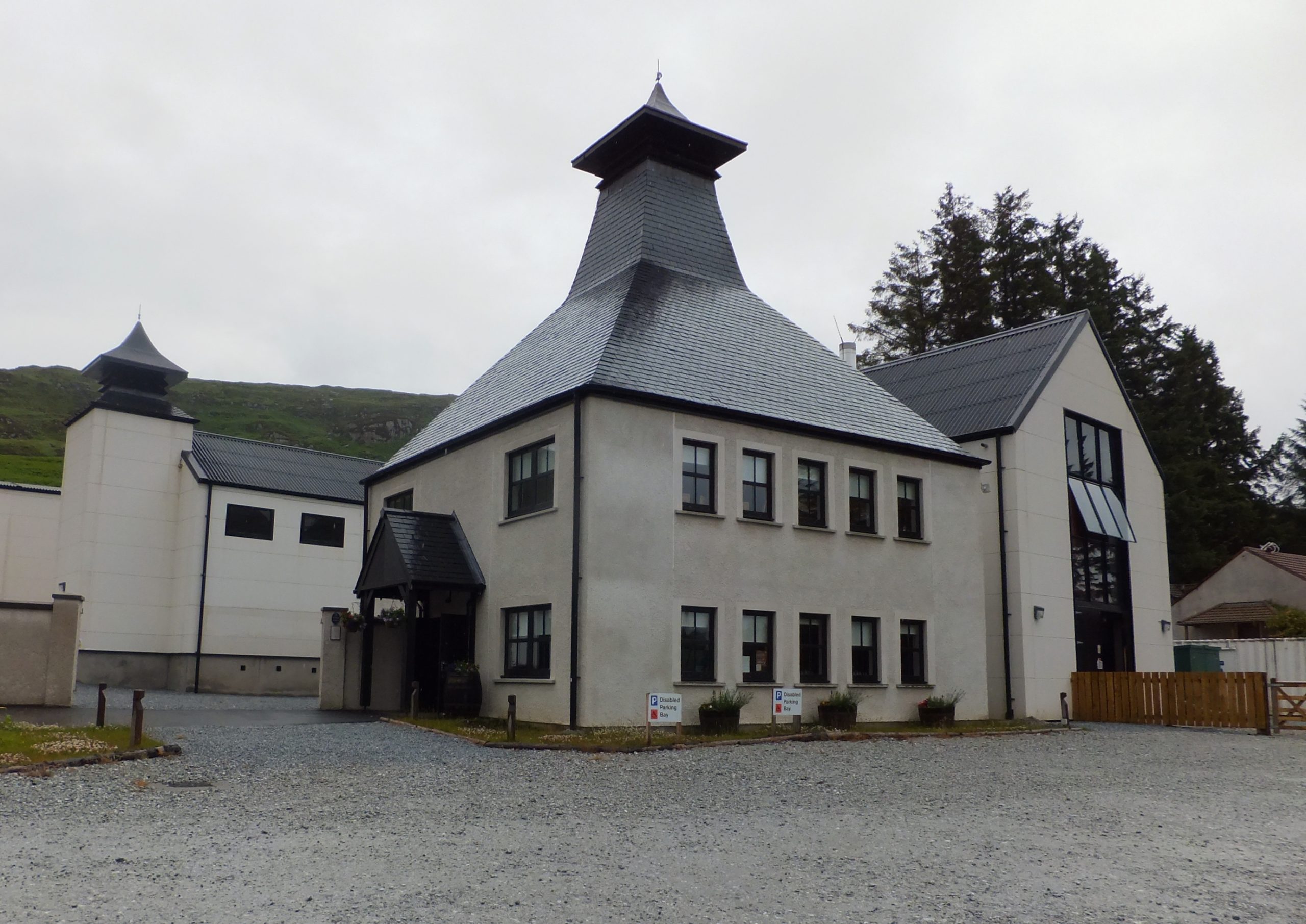 De Ardnamurchan-distilleerderij in Glenbeg aan de westkust van de Schotse Hooglanden