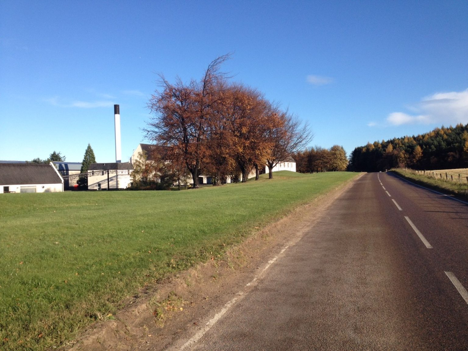 De weg langs de Auchroisk-distilleerderij bij Mulben in Speyside