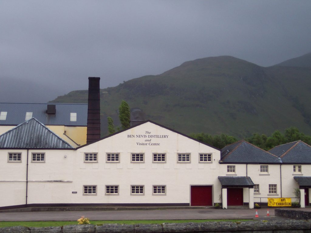 De Ben Nevis-distilleerderij bij Fort William in de Schotse Hooglanden