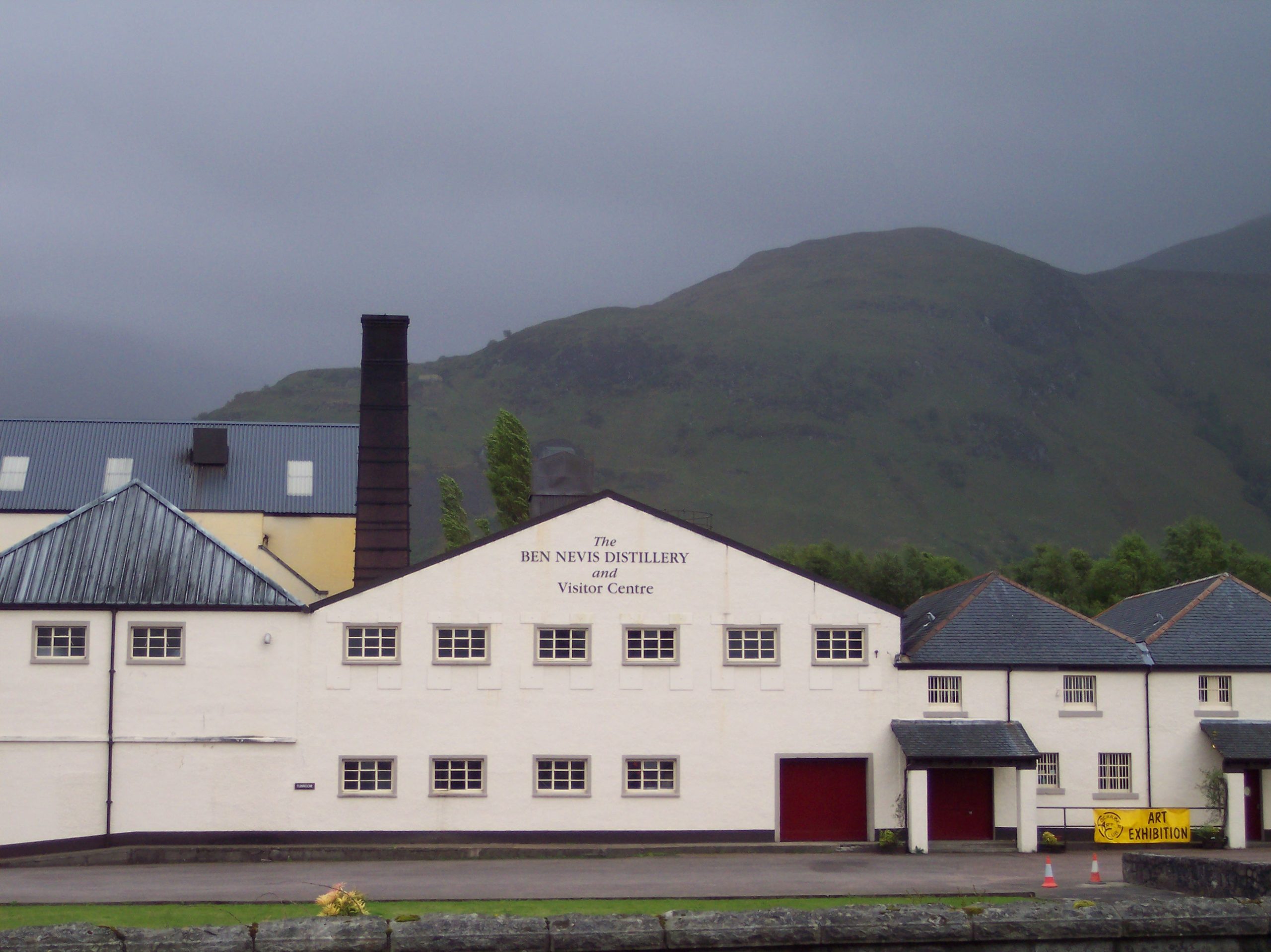De Ben Nevis-distilleerderij bij Fort William in de Schotse Hooglanden
