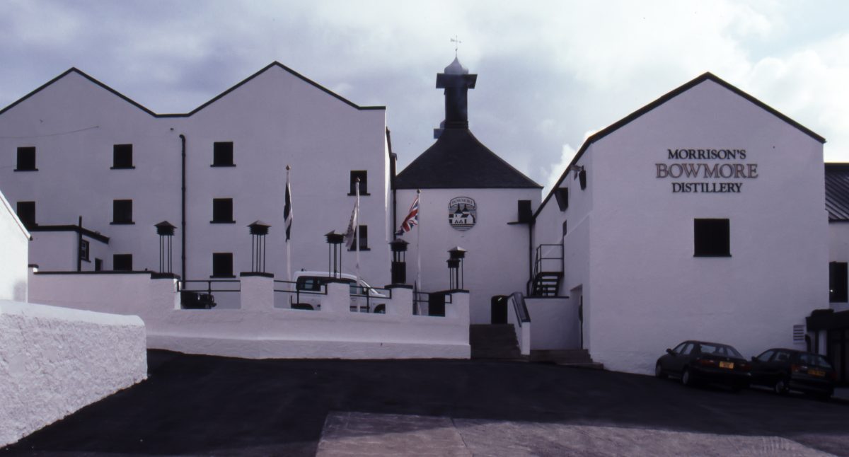 De Bowmore-distilleerderij aan Loch Indaal op Islay