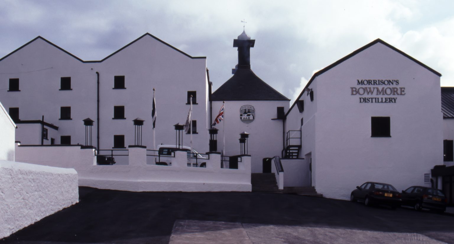 De Bowmore-distilleerderij aan Loch Indaal op Islay