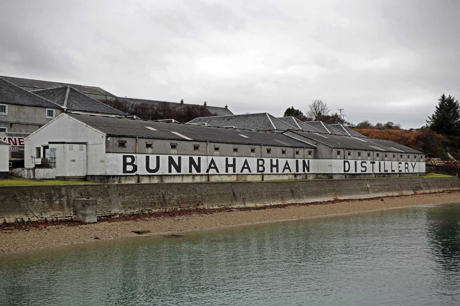De Bunnahabhain-distilleerderij aan de Sound of Islay