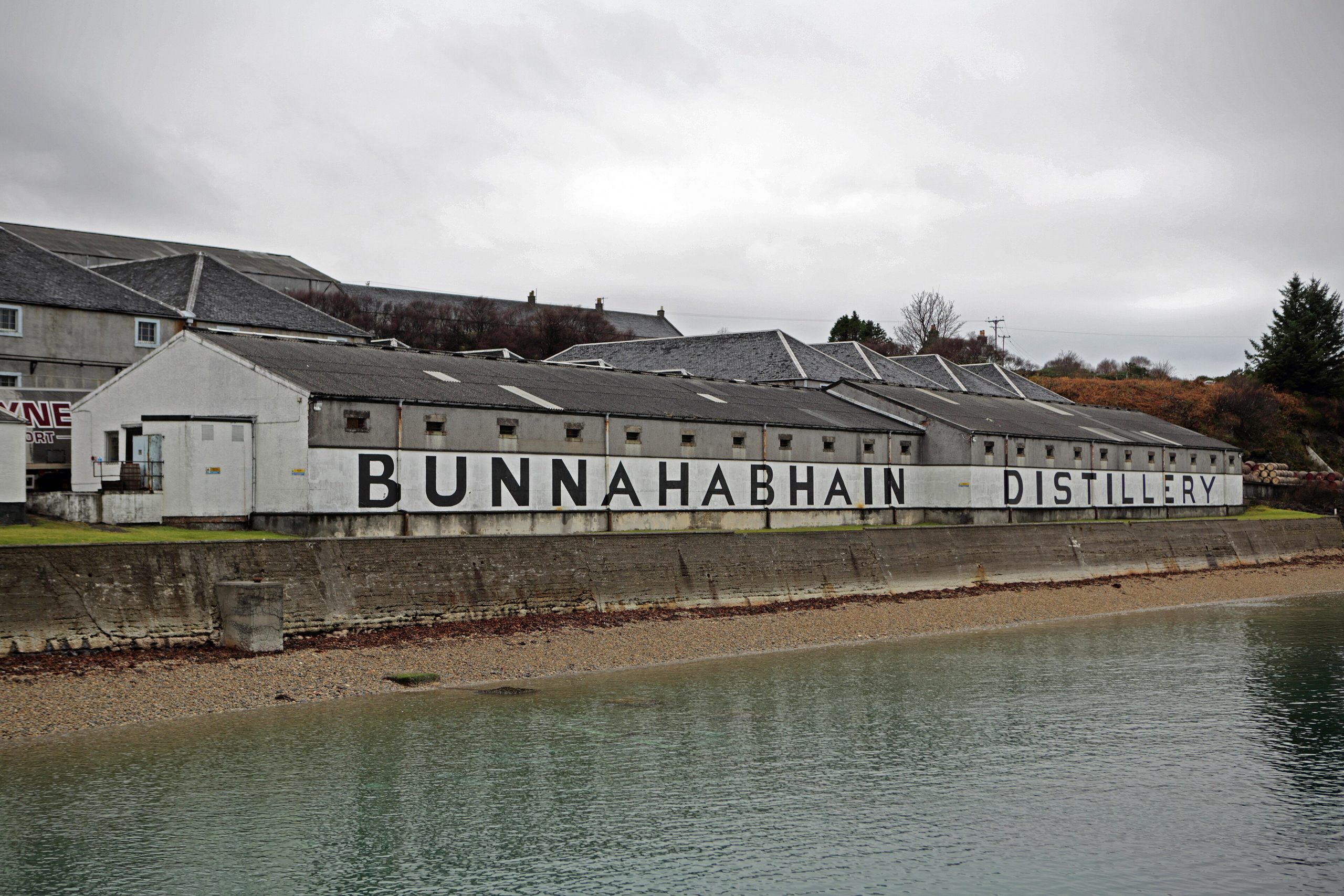 De Bunnahabhain-distilleerderij aan de Sound of Islay