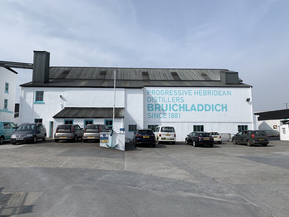 De Bruichladdich-distilleerderij op Islay, waar Octomore wordt gestookt