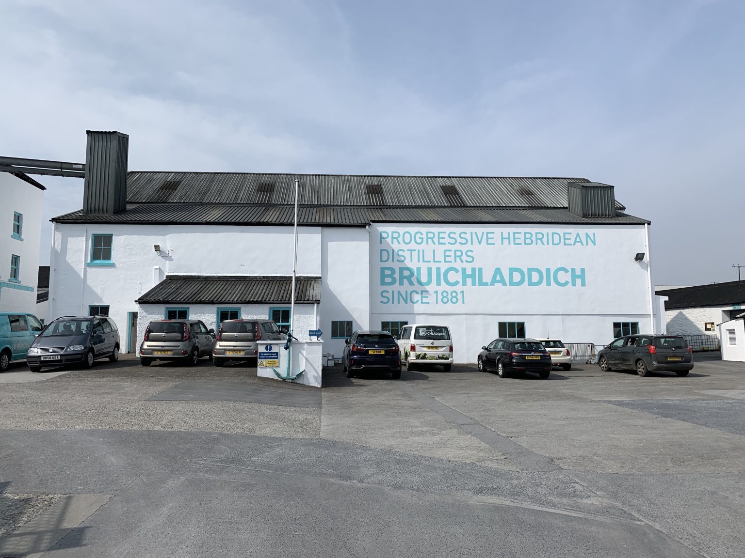 De Bruichladdich-distilleerderij op Islay, waar Octomore wordt gestookt