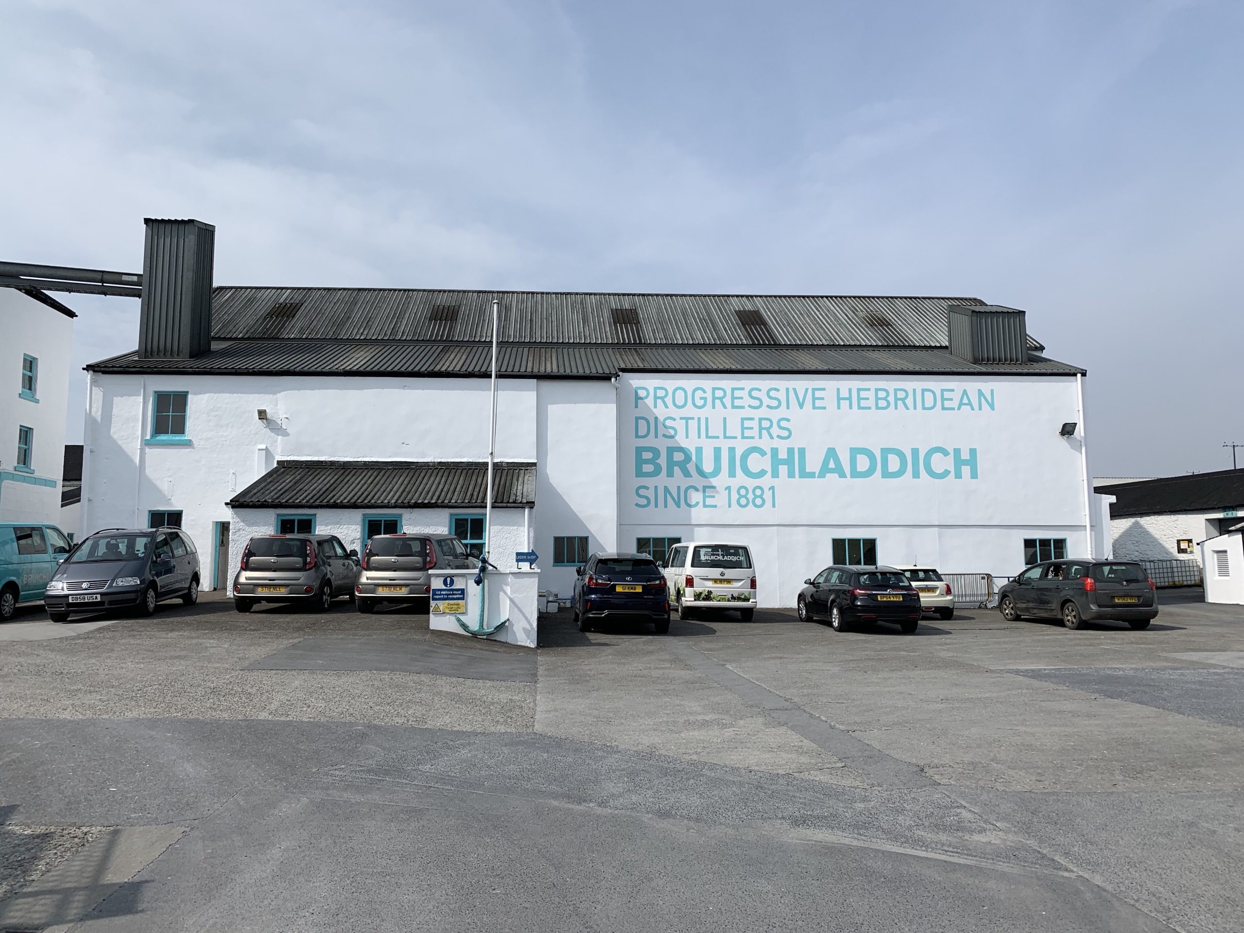 De Bruichladdich-distilleerderij op Islay, waar Octomore wordt gestookt