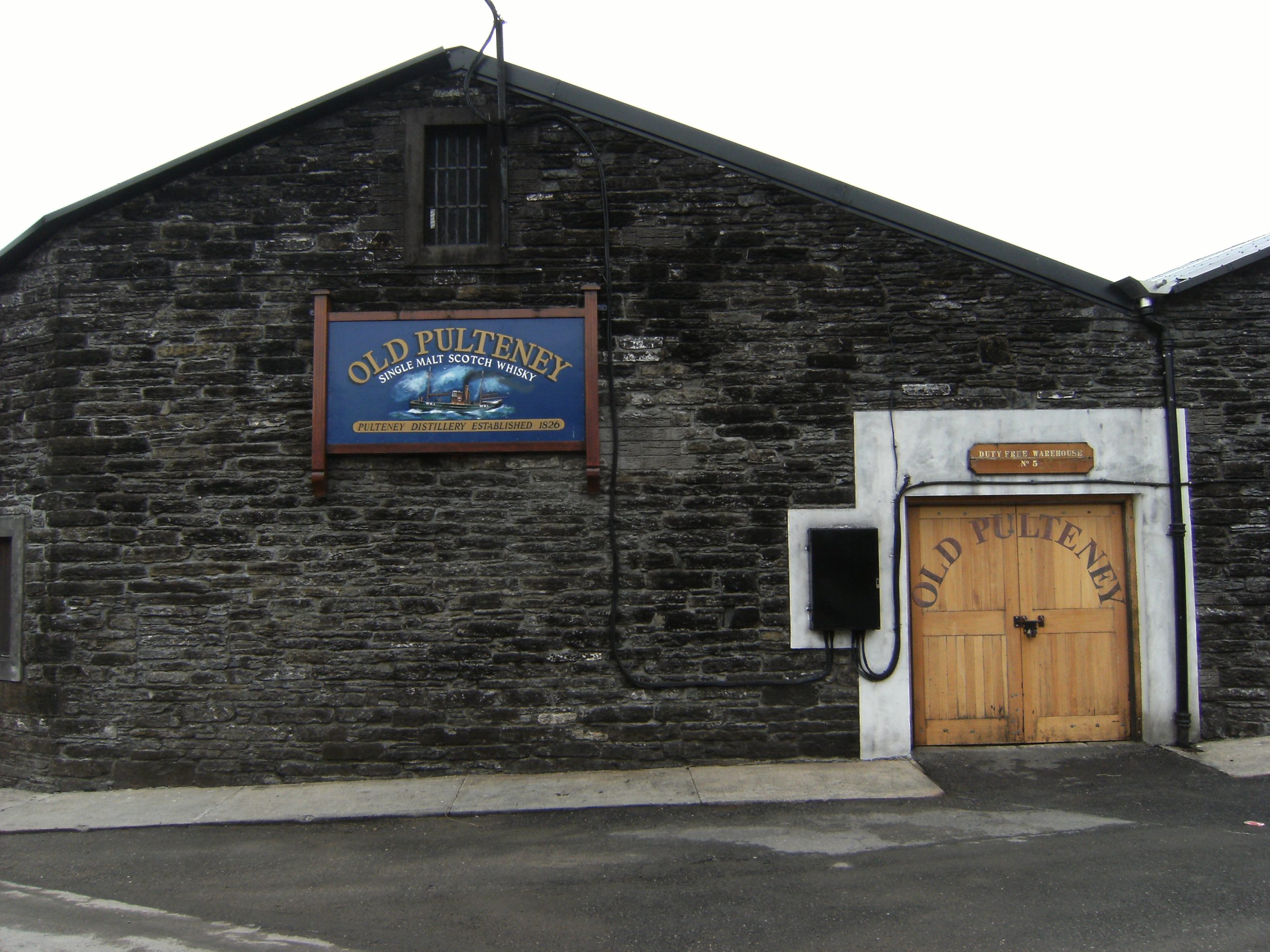 Het gebouw van de Old Pulteney-distilleerderij in Wick