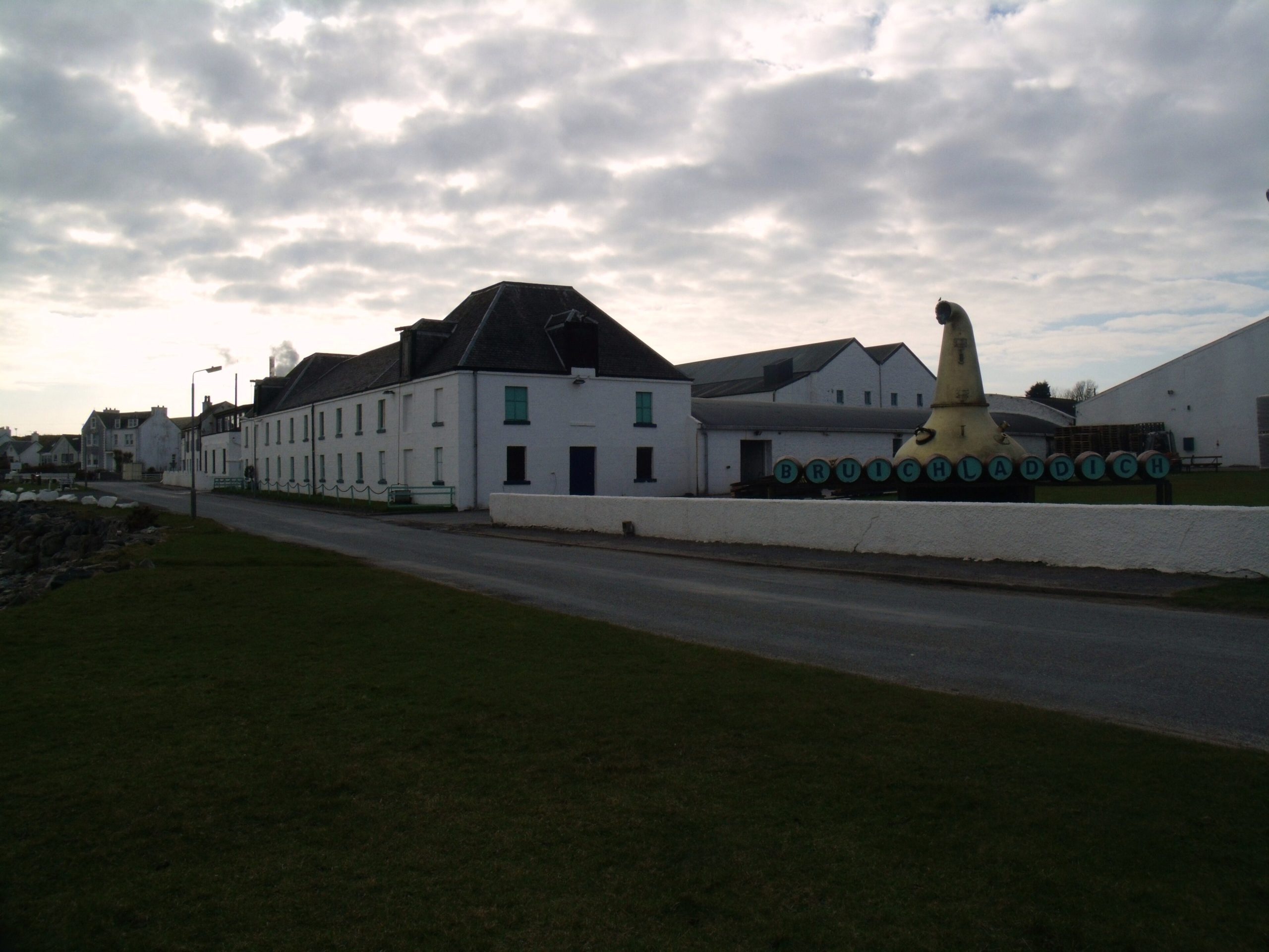 De Bruichladdich-distilleerderij op Islay, waar Port Charlotte wordt gestookt