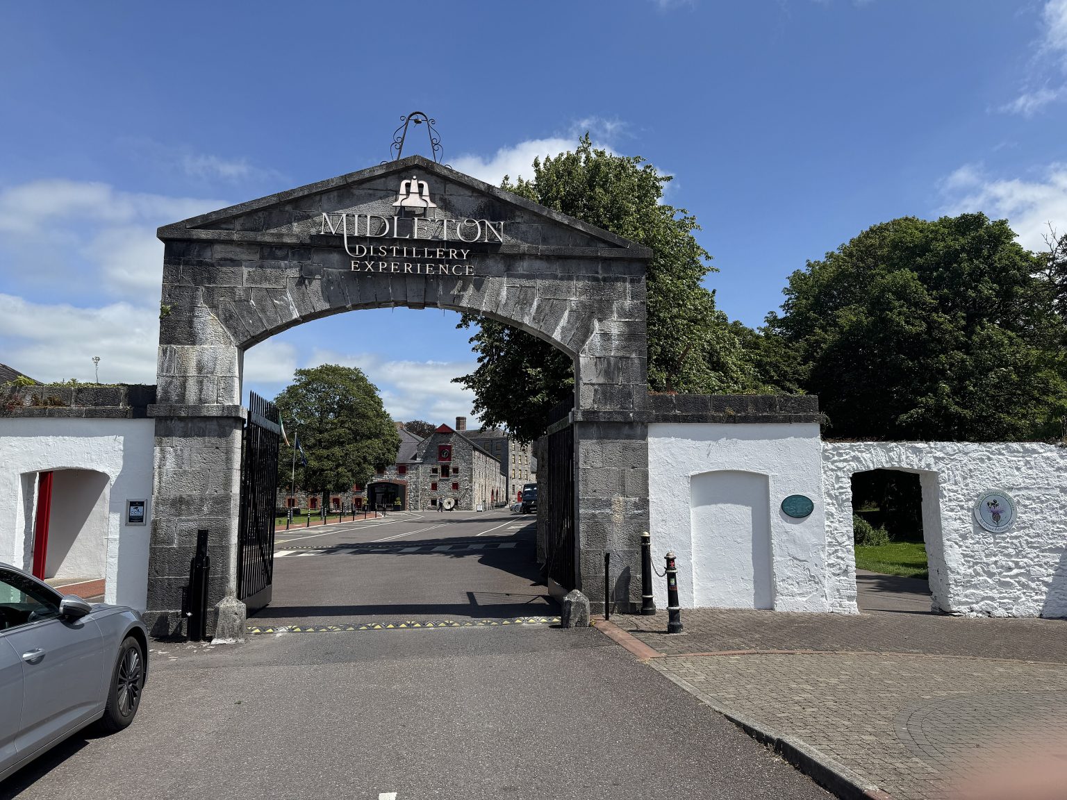 De poort van de Midleton-distilleerderij in County Cork, waar Redbreast wordt gestookt