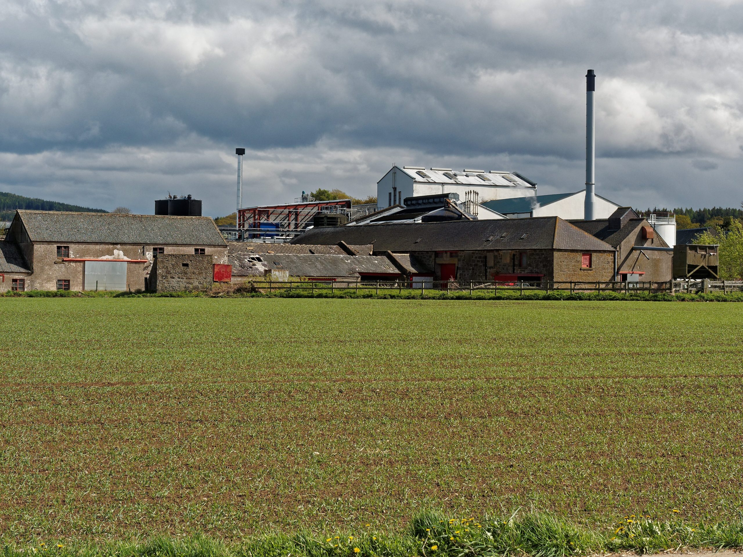 De Royal Brackla distilleerderij op het landgoed Cawdor bij Nairn