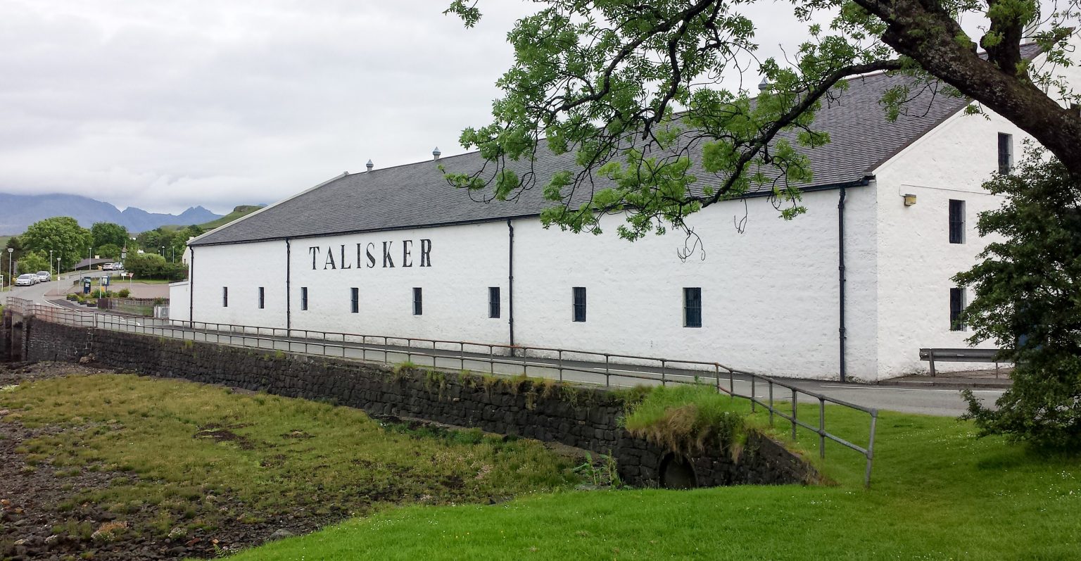 De Talisker-distilleerderij in Carbost aan Loch Harport op het eiland Skye