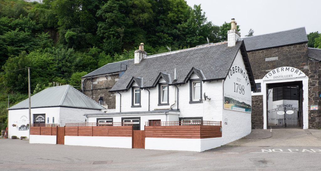De Tobermory-distilleerderij aan de haven van Tobermory op Mull
