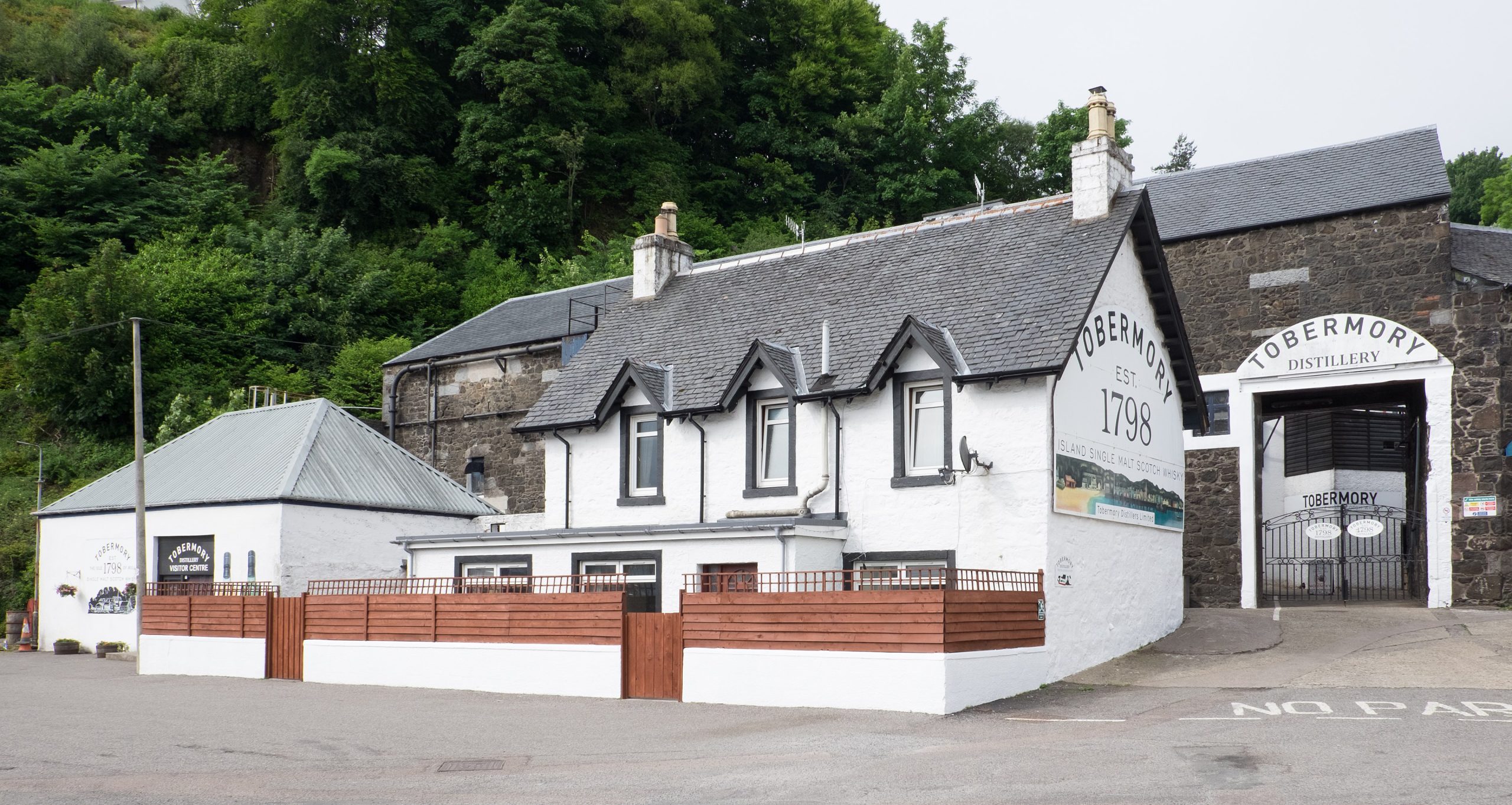 De Tobermory-distilleerderij aan de haven van Tobermory op Mull