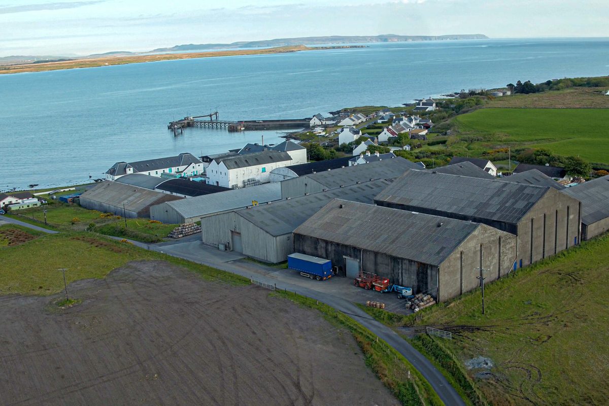 De Coultorsay-warehouses van Bruichladdich op Islay, waar de vaten liggen te rijpen
