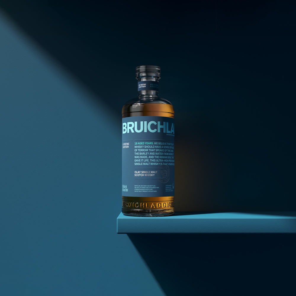 Fles Bruichladdich Eighteen Islay single malt whisky op een blauwe plank