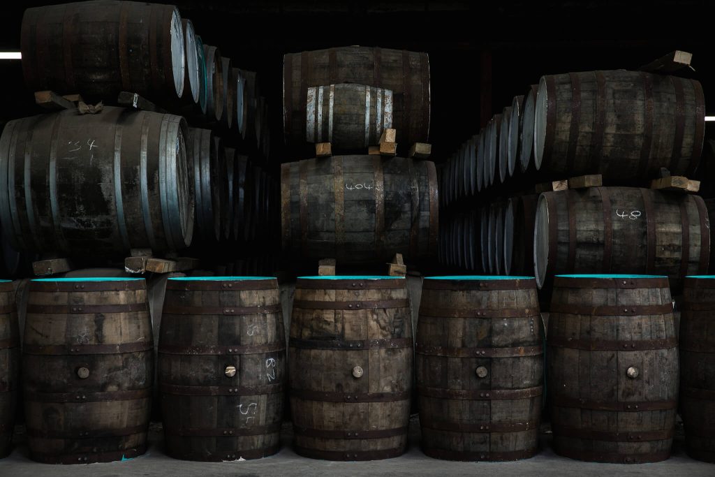 Vaten in het warehouse van de Bruichladdich-distilleerderij op Islay