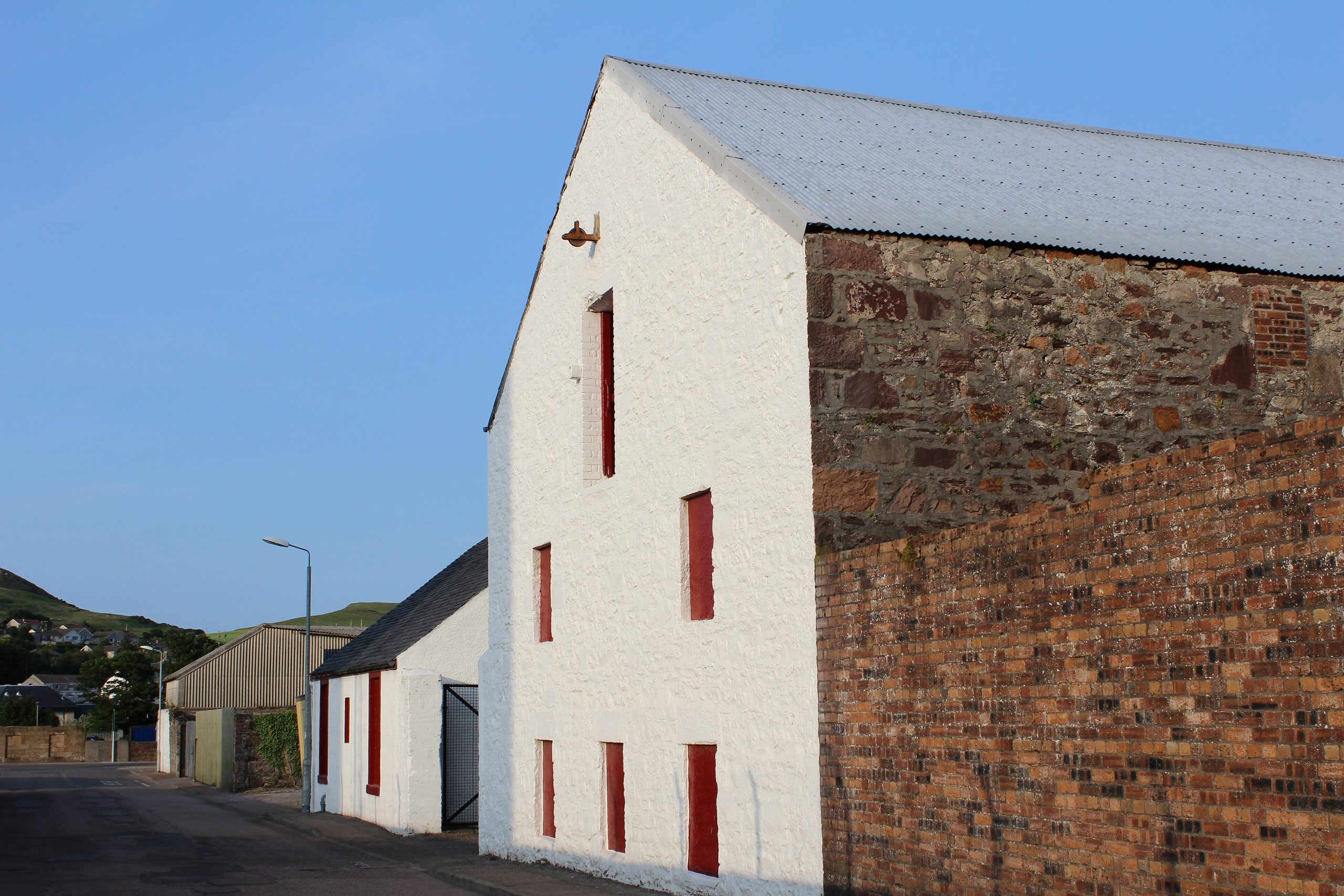 De gebouwen van distilleerderij Glengyle in Campbeltown, waar Kilkerran wordt gemaakt