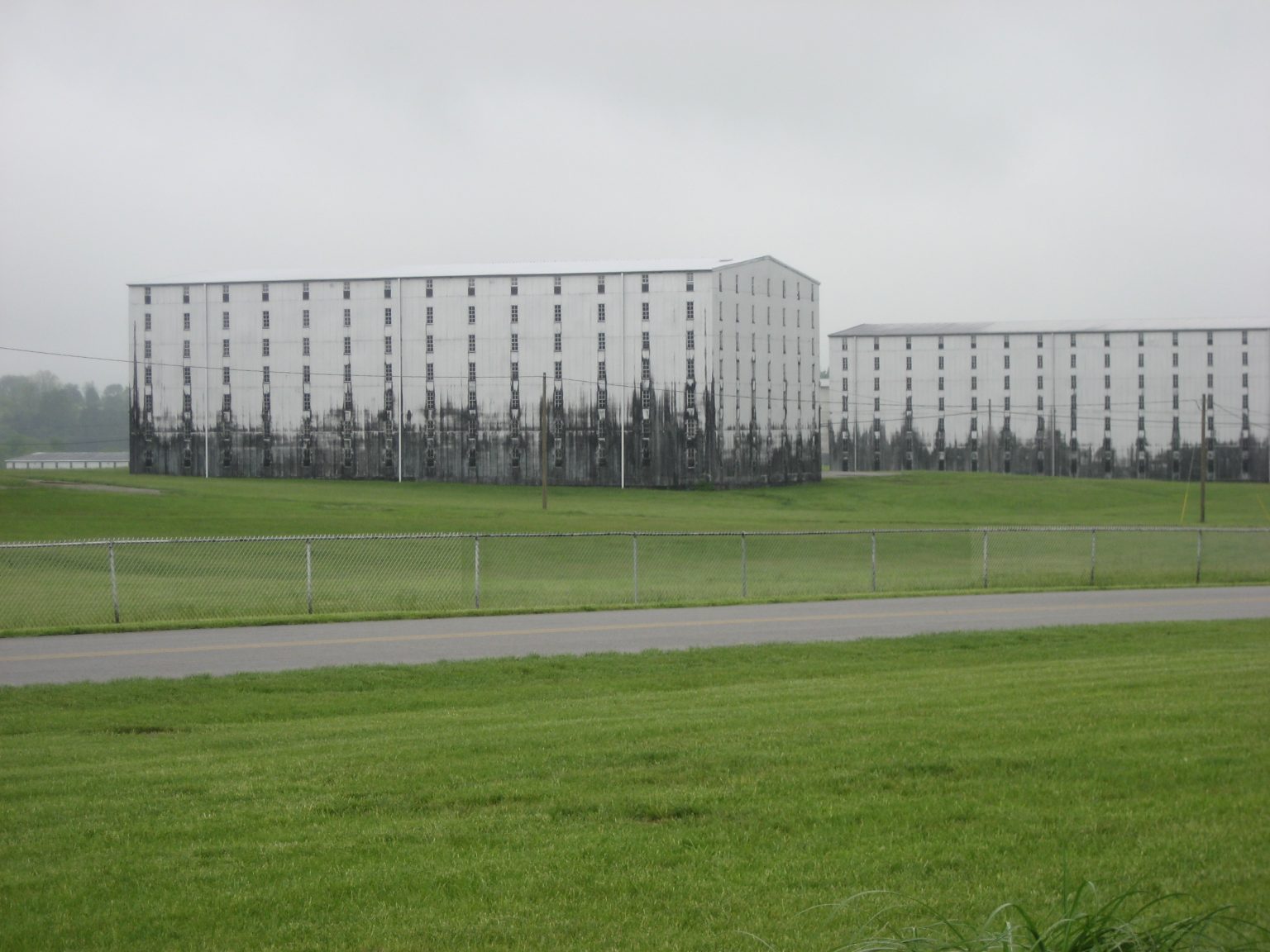 De rijpingspakhuizen van Heaven Hill in Bardstown, Kentucky