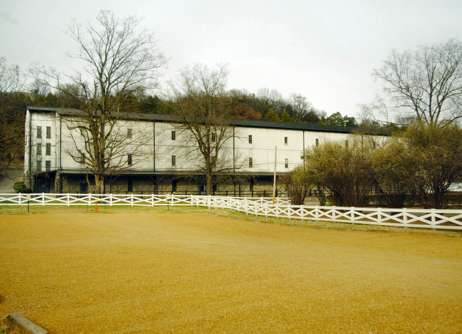 Een rijpingspakhuis van distilleerderij Jack Daniel's in Lynchburg, Tennessee