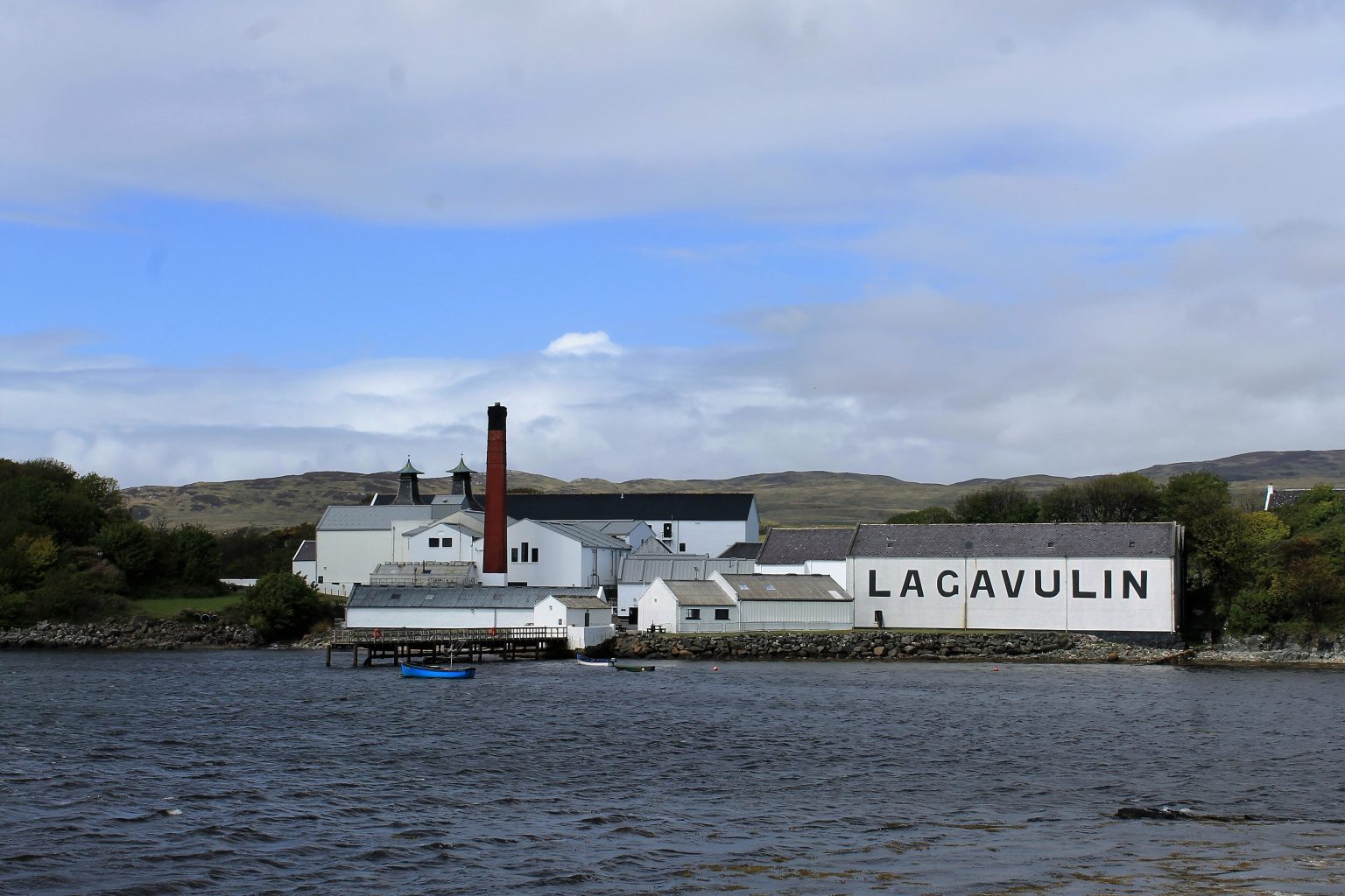 Distilleerderij Lagavulin aan de zuidkust van Islay, gezien vanaf het water