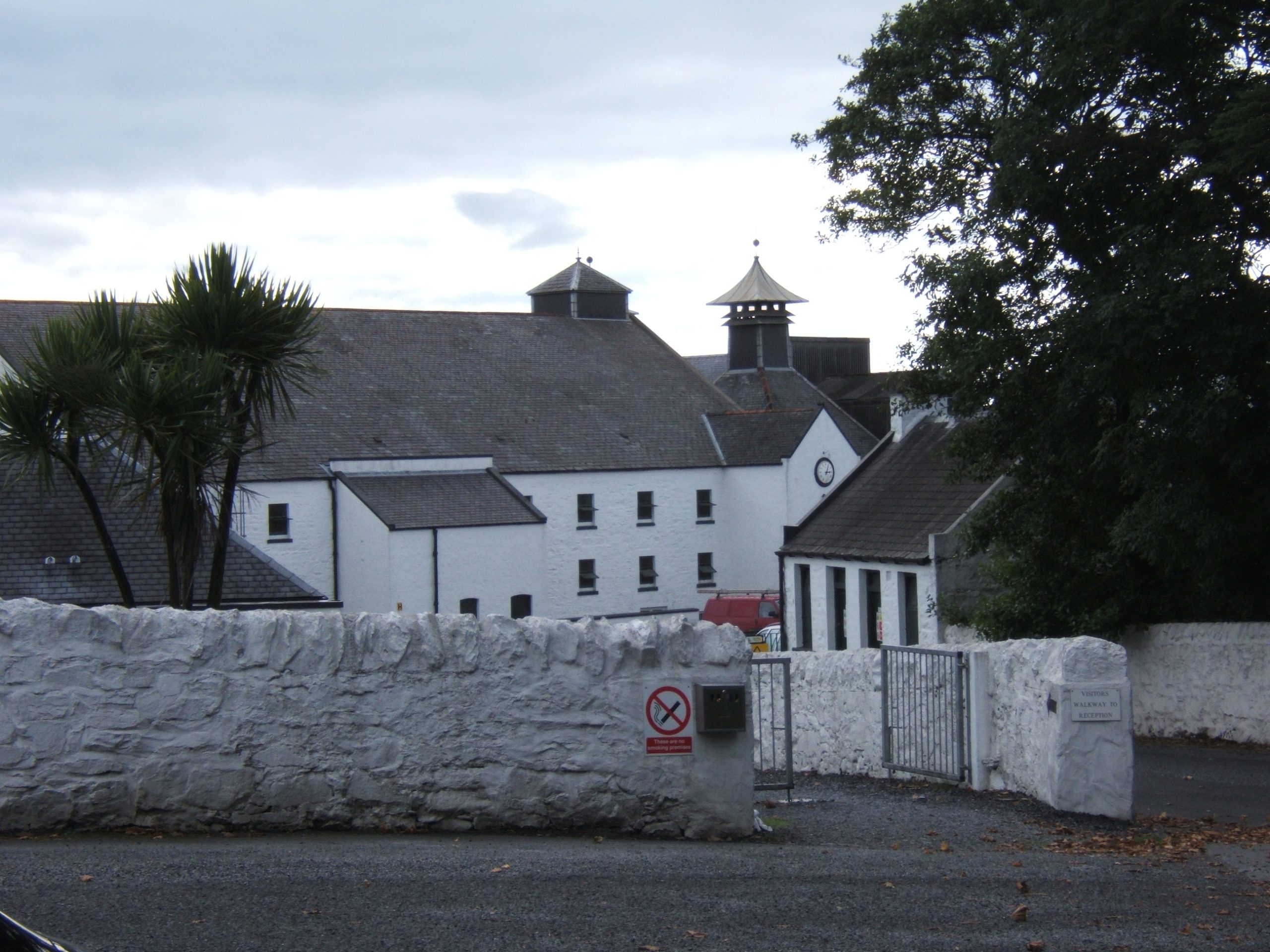 Distilleerderij Laphroaig op Islay, gezien vanaf de toegangsweg