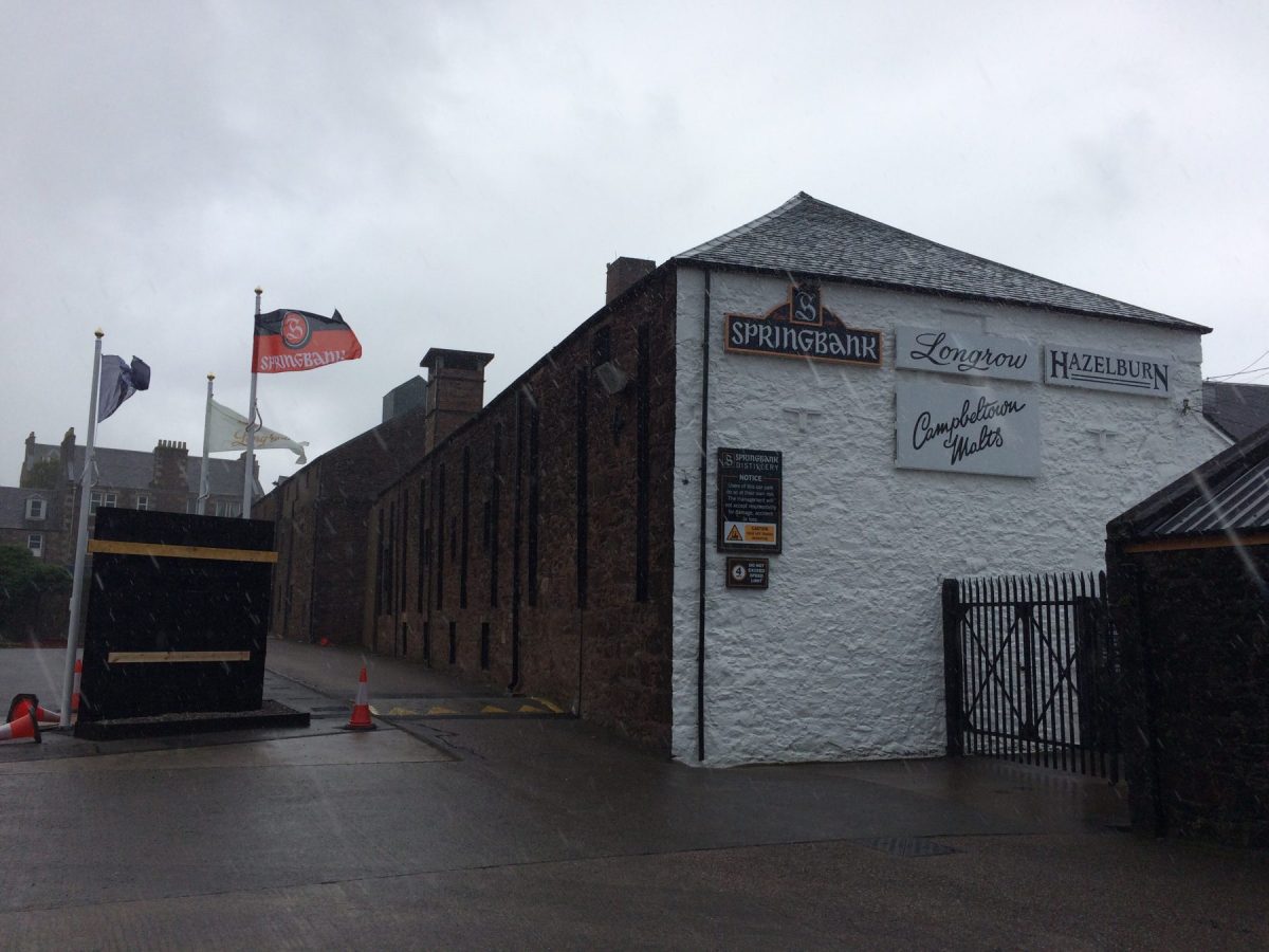 De Springbank-distilleerderij in Campbeltown, gezien vanaf de straat