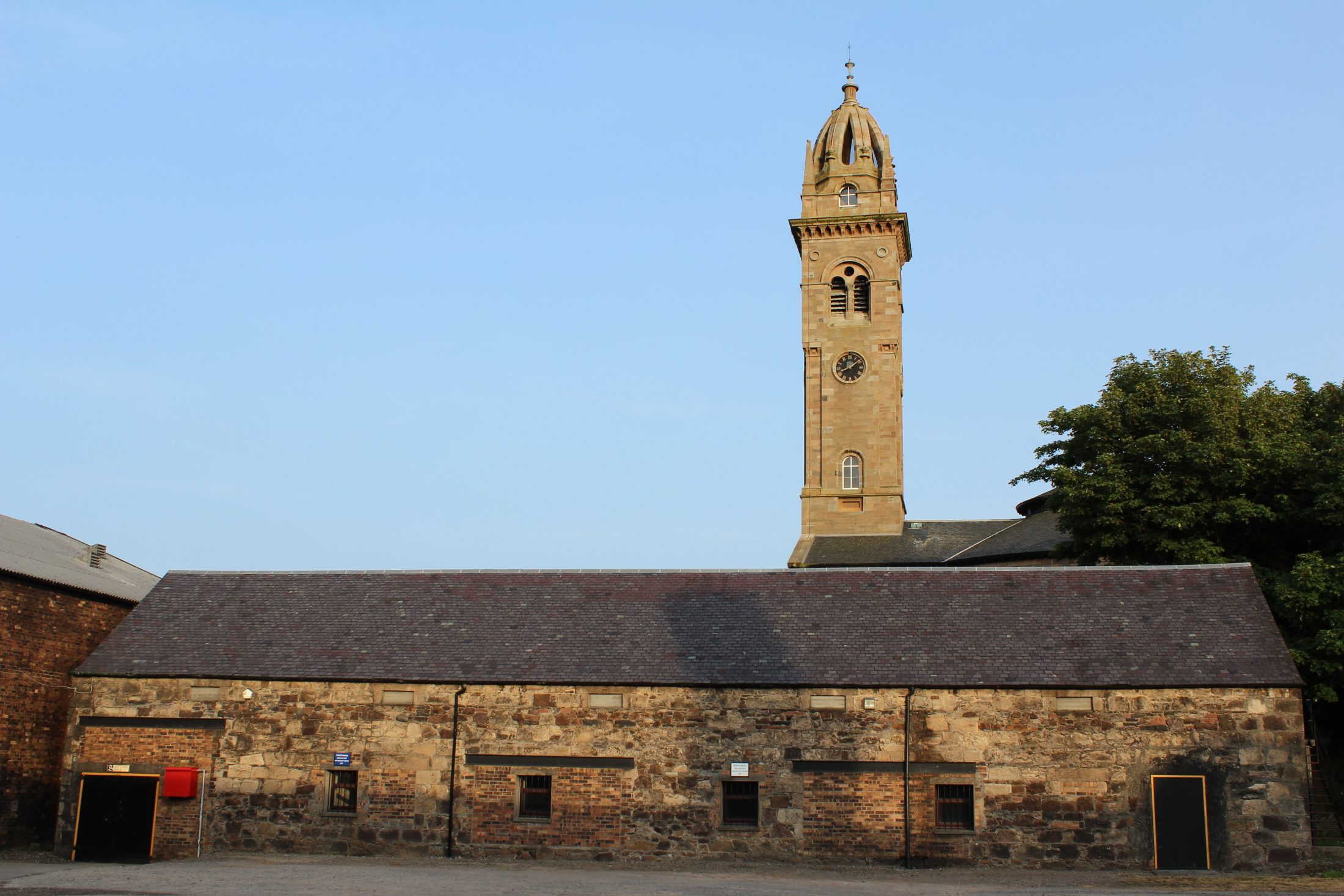 De gebouwen van de Springbank-distilleerderij in Campbeltown