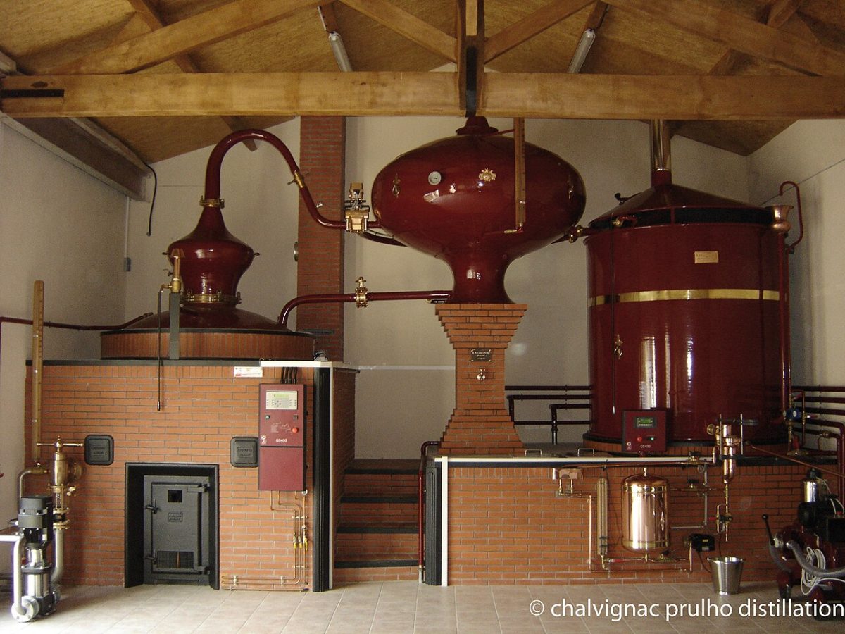 Een alambic charentais met koperen ketel, helm en zwanenhals