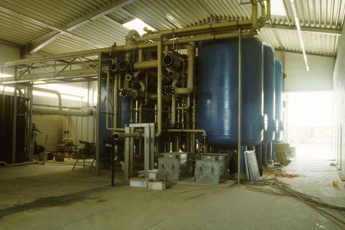 Rijen actieve-koolfilters in een filterinstallatie