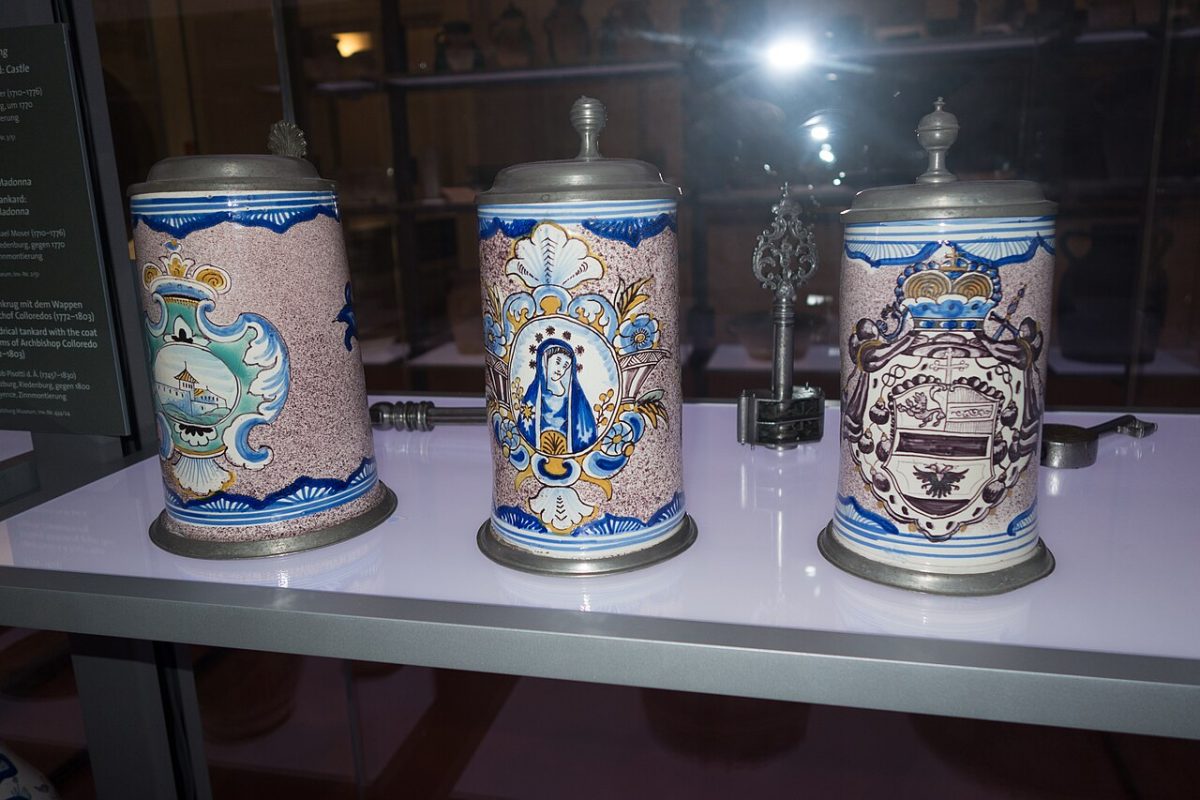 Antieke aardewerken bierpullen met tinnen deksel in een vitrine