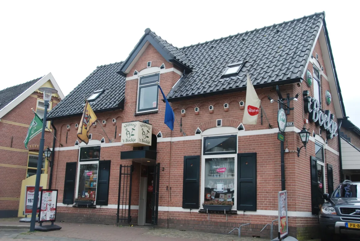 Het pand van slijterij t Bockje aan de Brink in Bathmen, de grootste whiskywinkel van Nederland