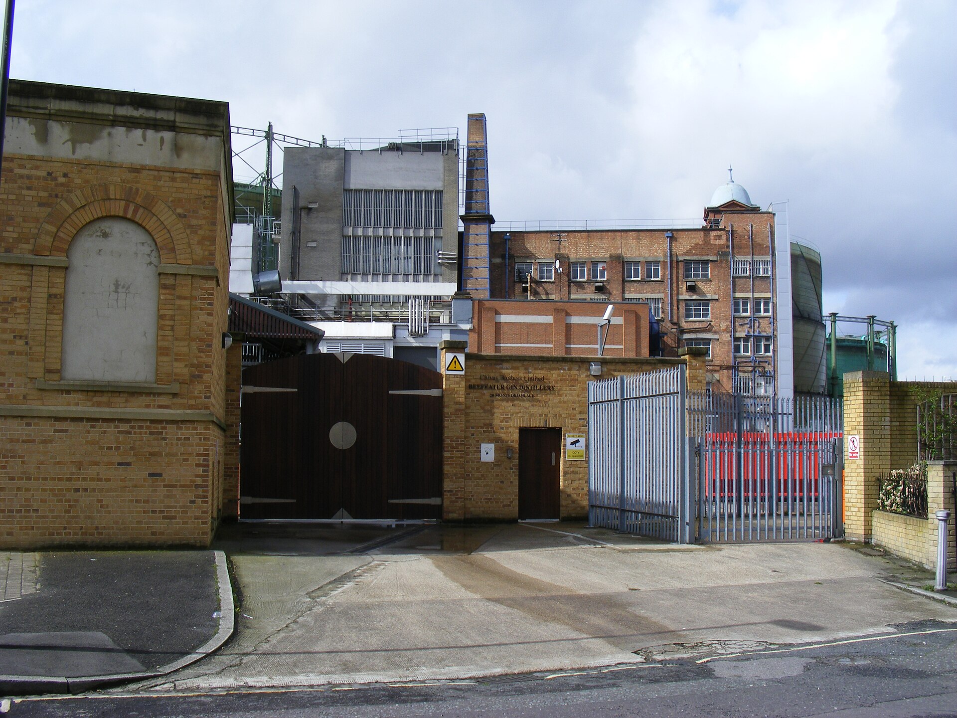 De ingang van de Beefeater-distilleerderij aan Kennington Road in Londen