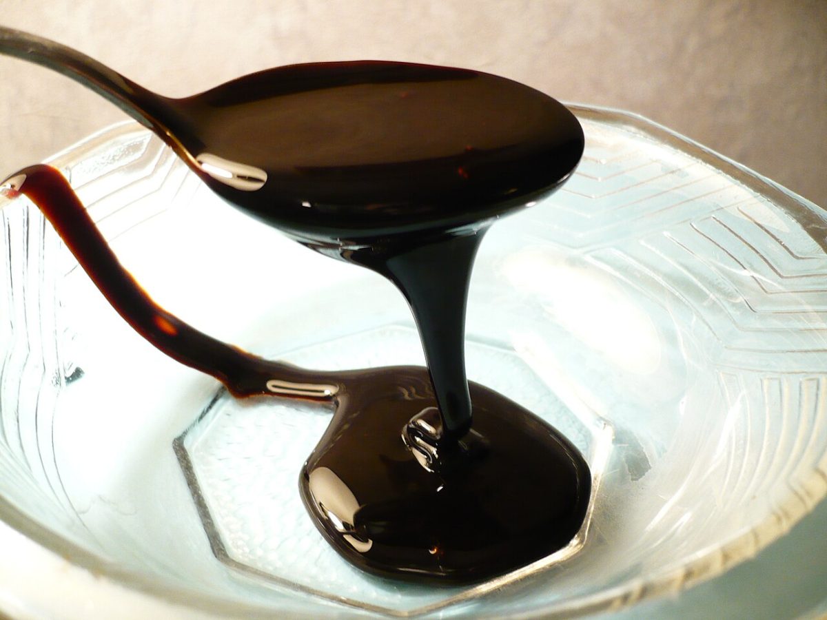 Donkere blackstrap-melasse in een glazen pot