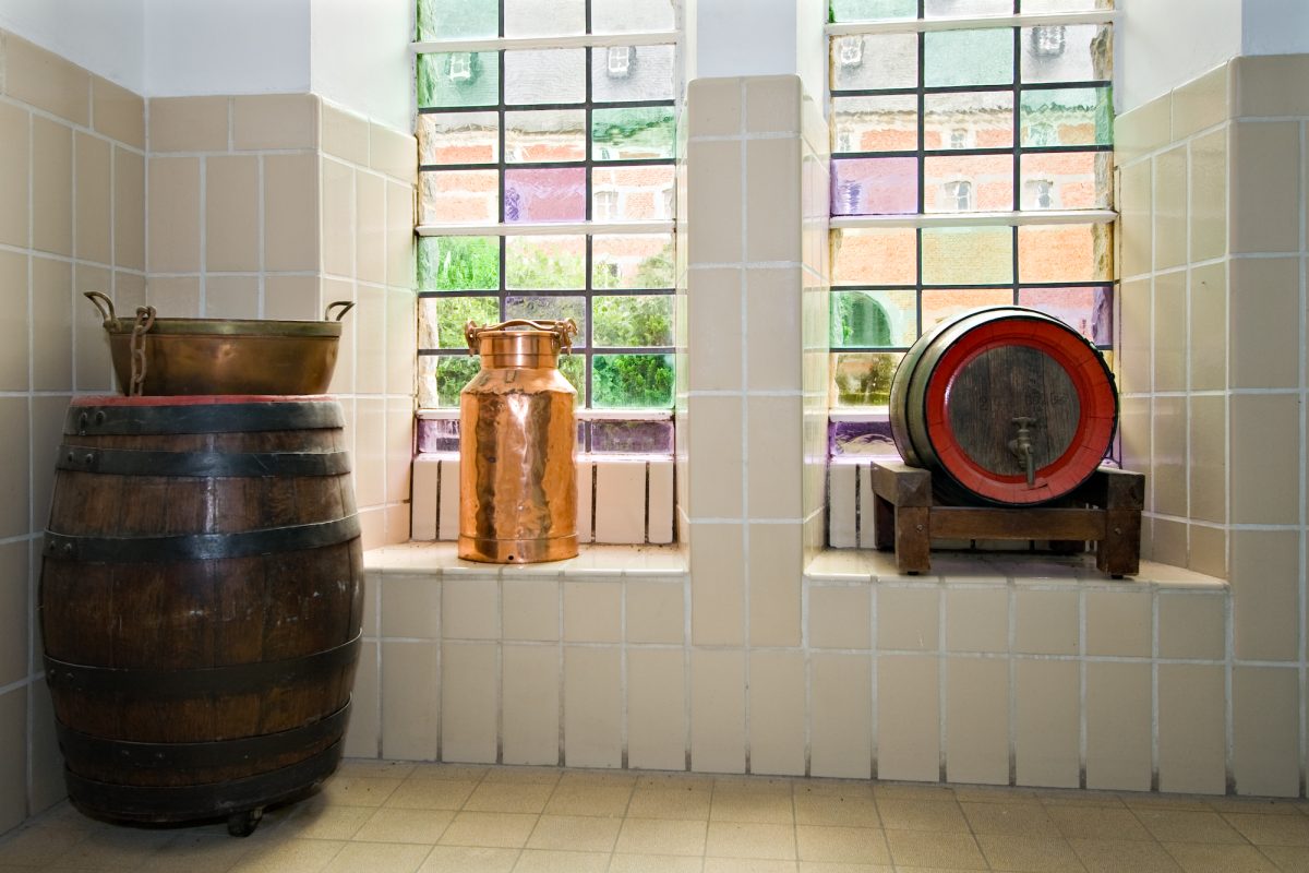 Brouwzaal met koperen ketels in de abdij Notre-Dame de Saint-Remy in Rochefort