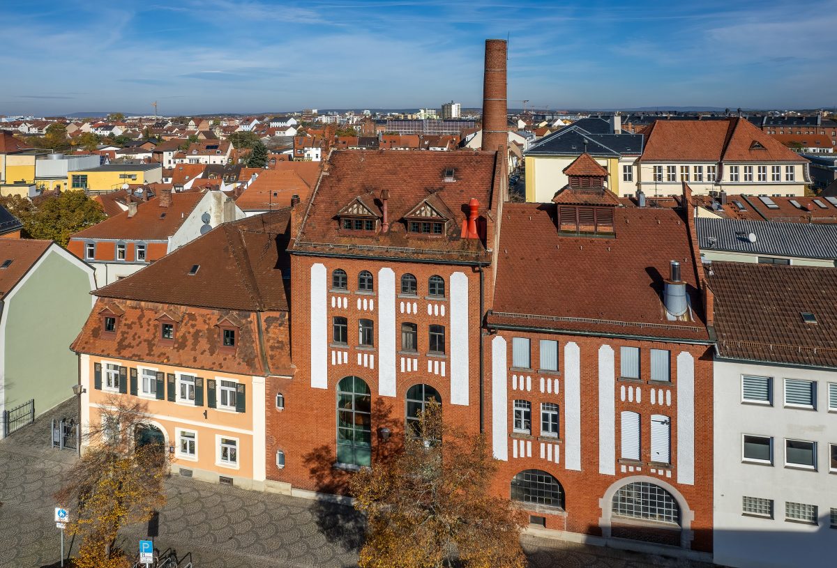 Luchtfoto van een brouwerij tussen de woonhuizen in Bamberg