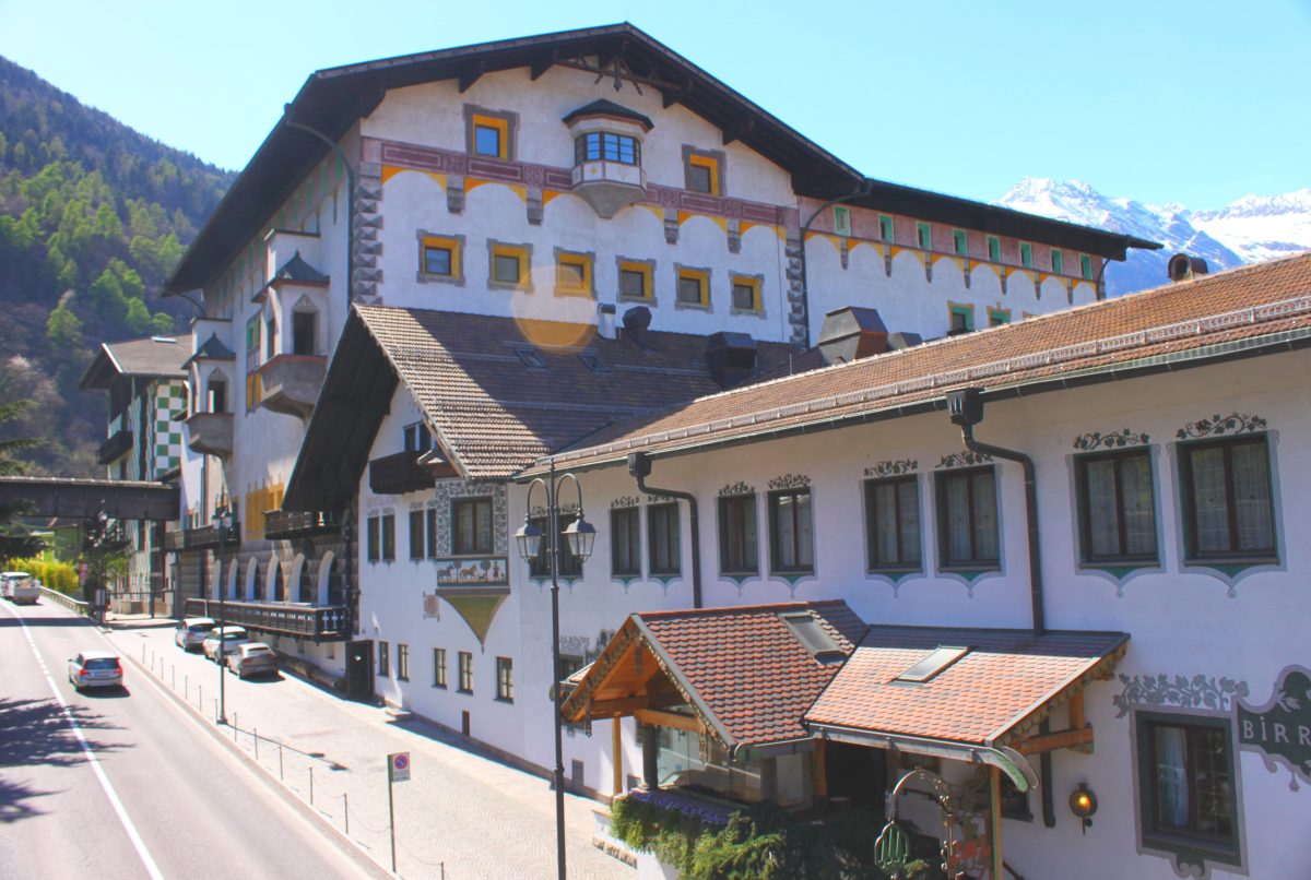 Het brouwerijgebouw van Forst in Algund in Zuid-Tirol langs de doorgaande weg
