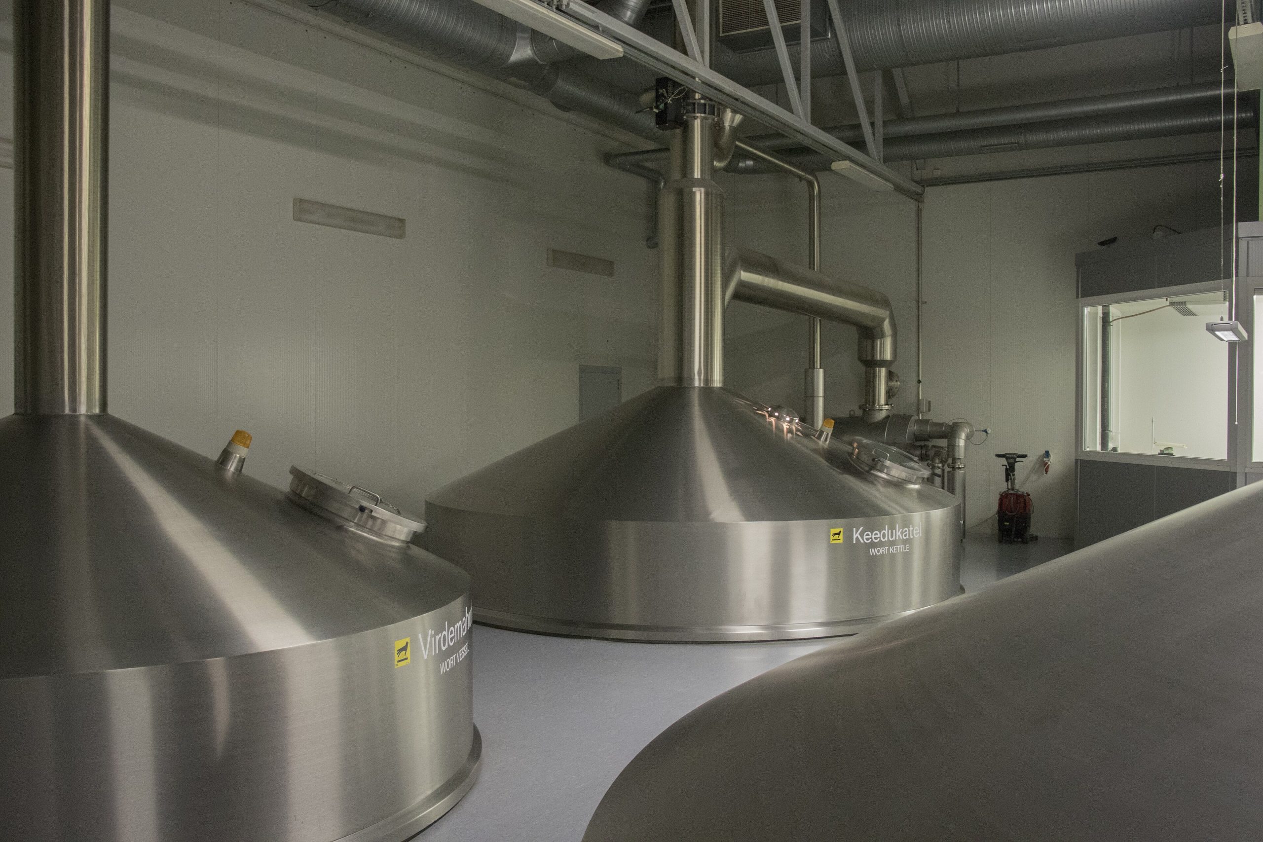 Rijen roestvrijstalen gistingstanks in een brouwerij