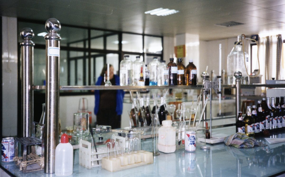 Werkbanken met glaswerk in het laboratorium van een brouwerij