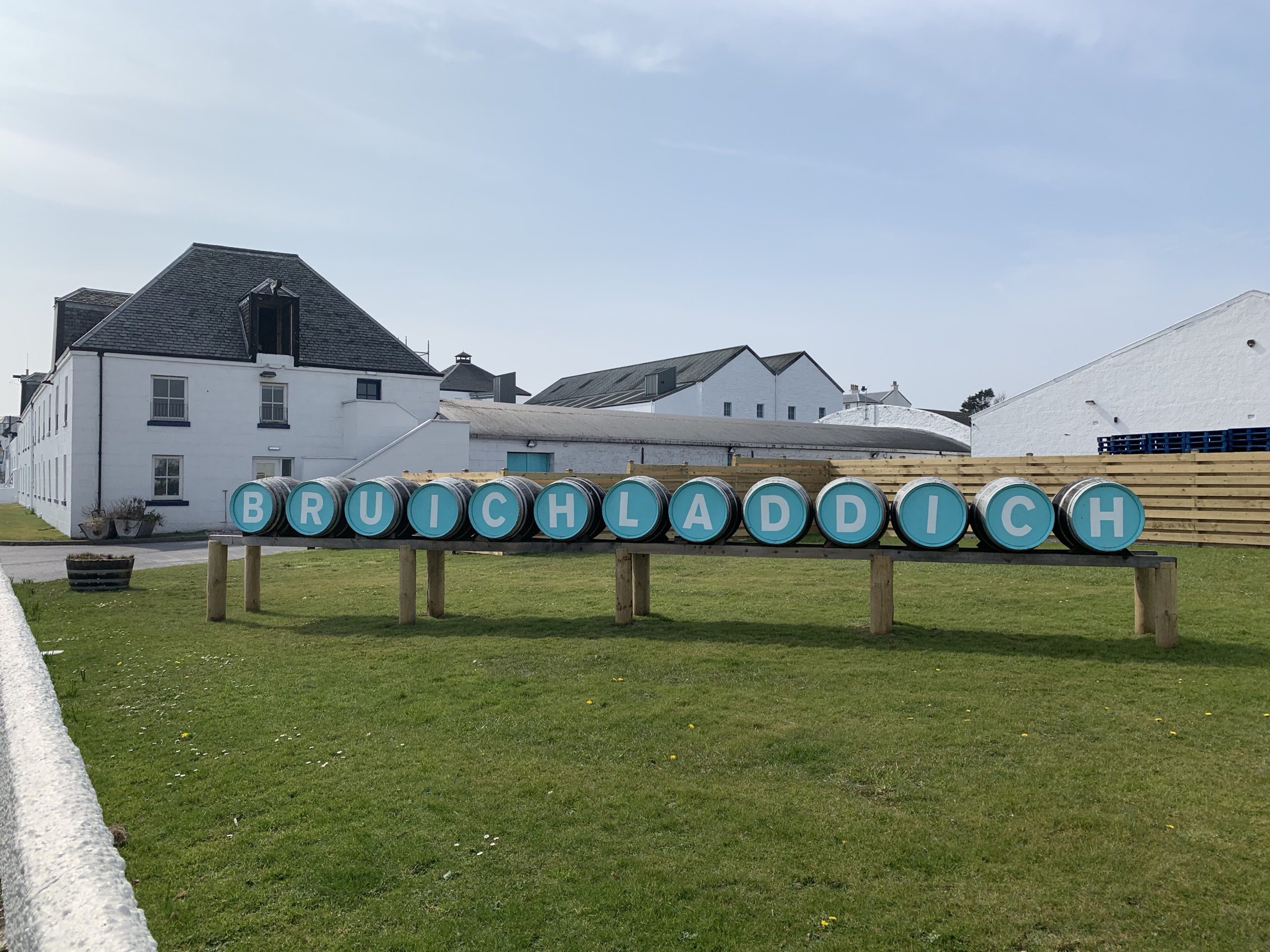 De Bruichladdich-distilleerderij aan Loch Indaal op Islay