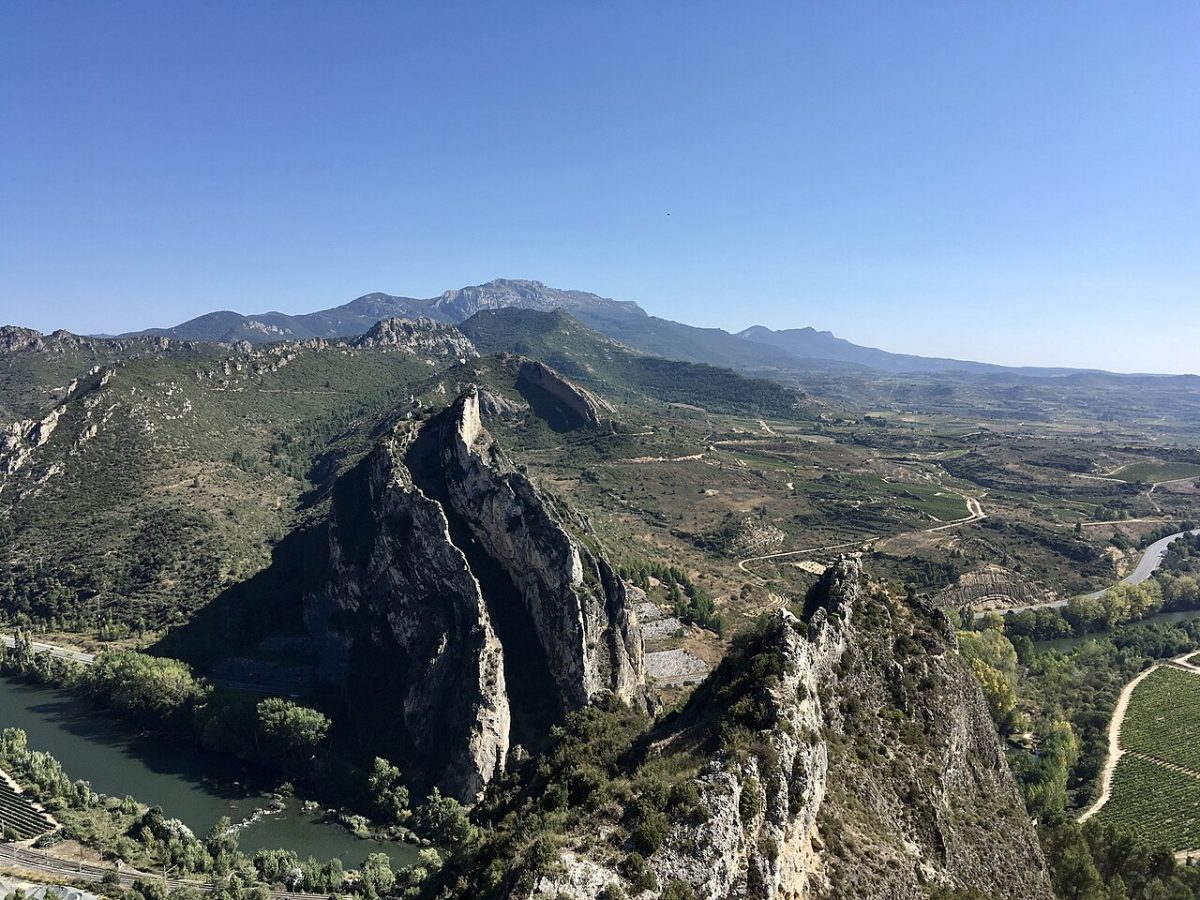 De kloof van de Ebro bij Haro met de bergen van de Sierra de Toloño op de achtergrond