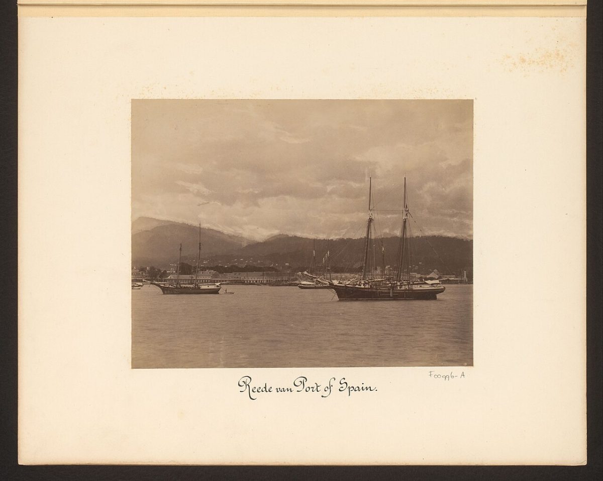 Oude foto van de rede van Port of Spain op Trinidad met zeilschepen voor de kust