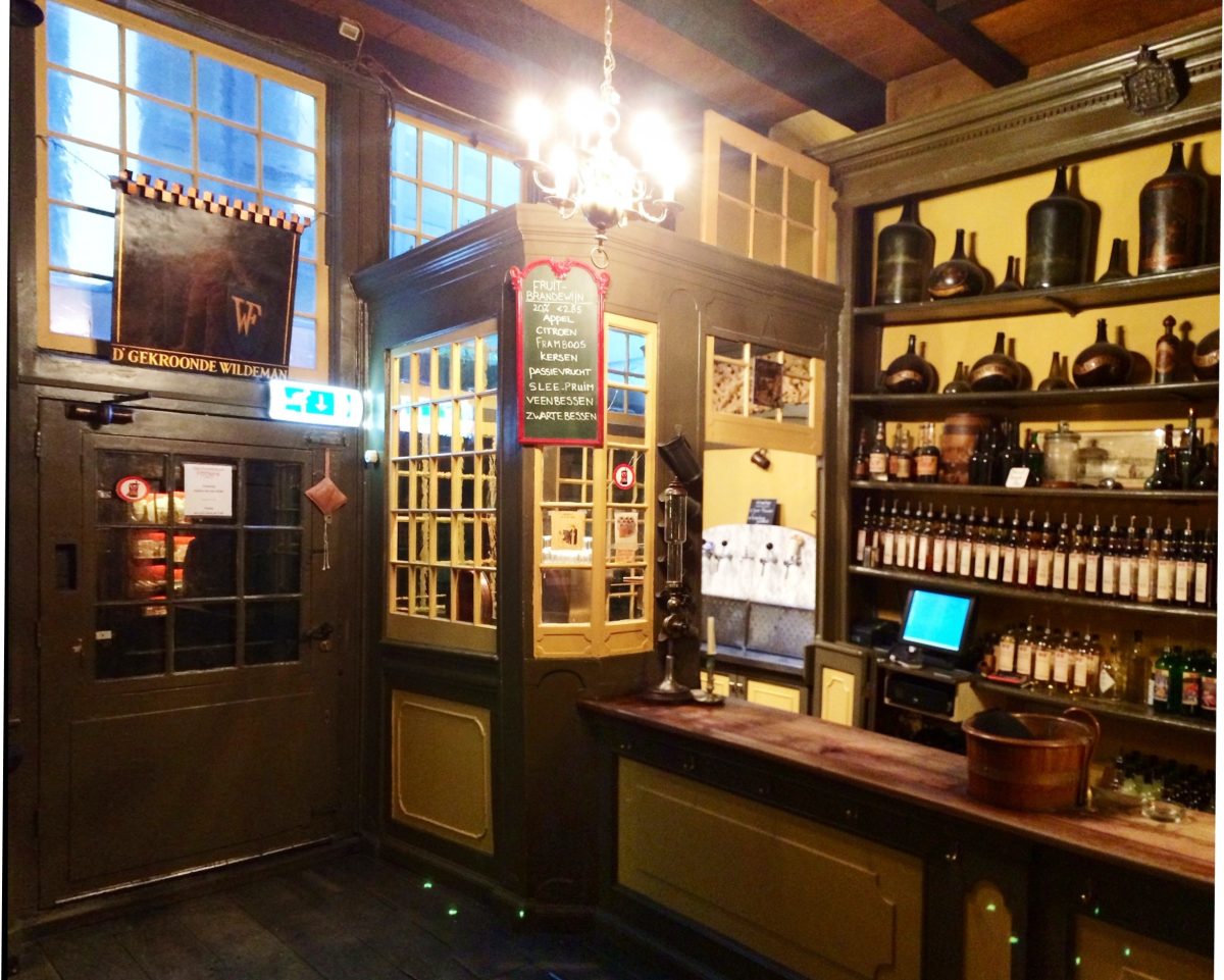 De toog van het proeflokaal van Wynand Fockink in Amsterdam