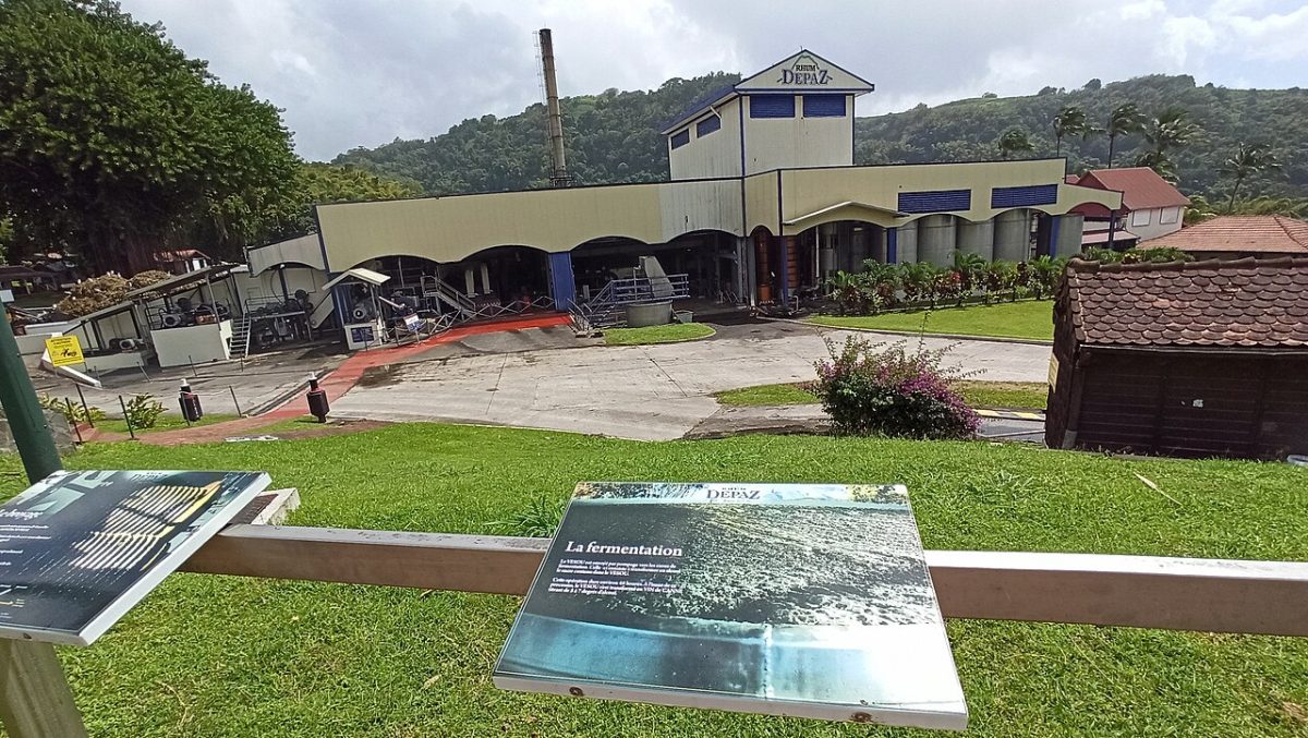 De destillatie-installatie van Depaz op Martinique