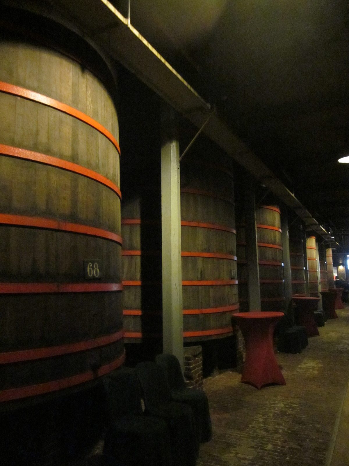 Rijen eiken foeders in een Vlaamse brouwerij
